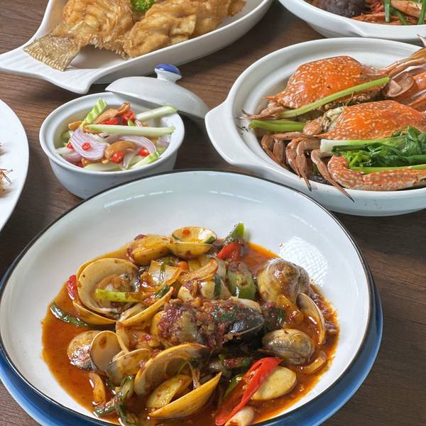 อาหารทะเลและบรรยากาศ GongGang Café หาดยาวซีฟู้ด ตรัง